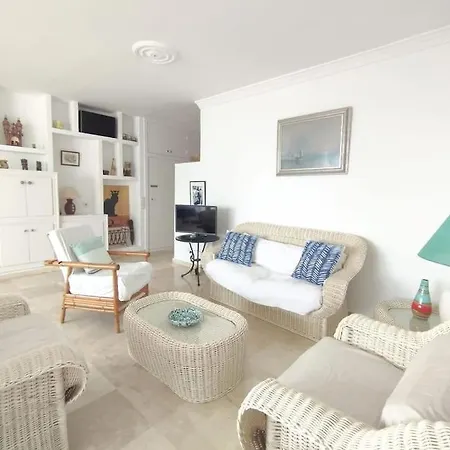 Beautiful 2 Bedroom In Calle Carabeo, Apartman Nerja